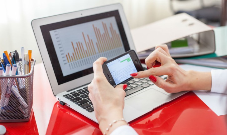 Usar celular fora do trabalho gera hora extra, decide TRT/MT