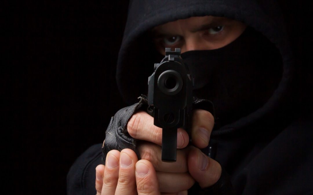 Caixa bancário que sofreu assalto sob a mira de arma na cabeça será indenizado