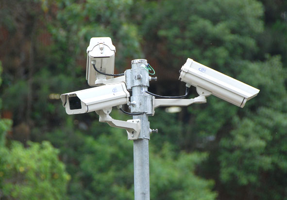 Monitoramento por câmera em vestiário ofende direito à privacidade dos empregados e gera danos morais