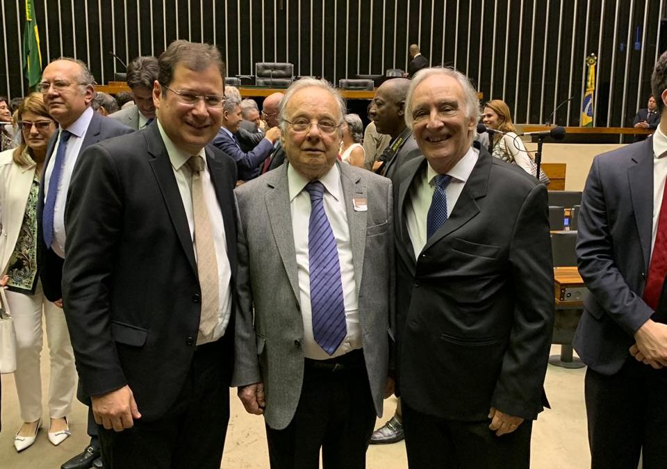 Sid Riedel e Rita Vivas participam de homenagem aos advogados Sigmaringa e Grossi na Câmara dos Deputados
