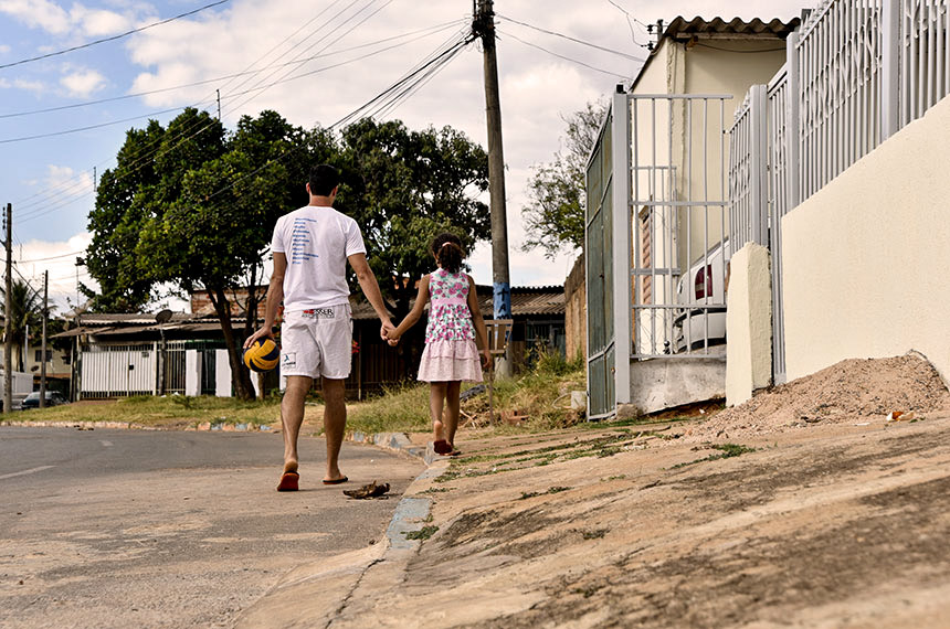 Território sem dono, calçadas brasileiras revelam negligência com o pedestre