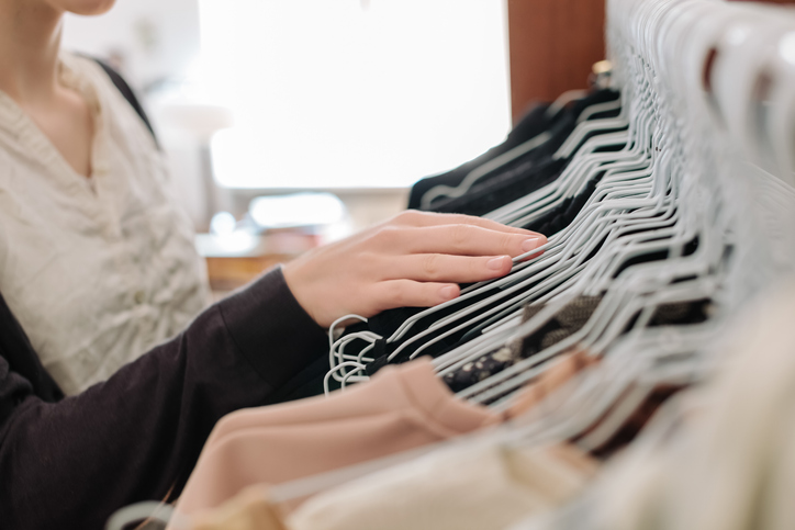 Empresa de vestuário vai ressarcir empregados por exigência de “dress code” em suas lojas