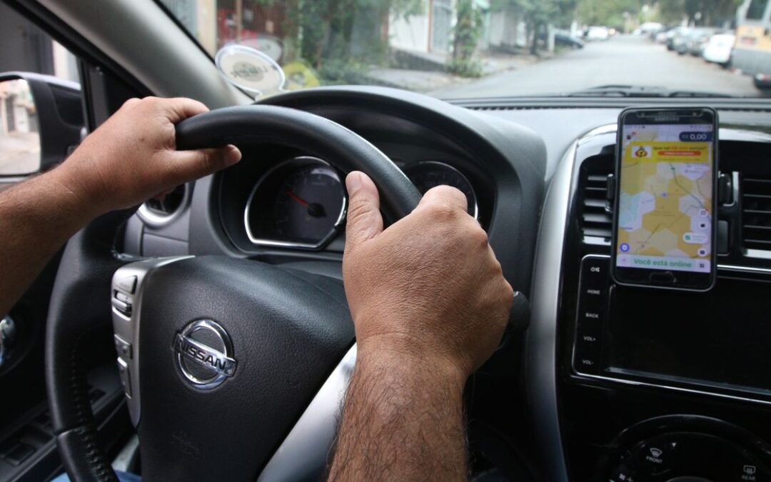 Motorista roubado antes de cruzar a cancela do estacionamento de shopping será indenizado