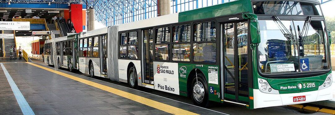 Passageira que quebrou os dedos em queda no transporte coletivo será indenizada