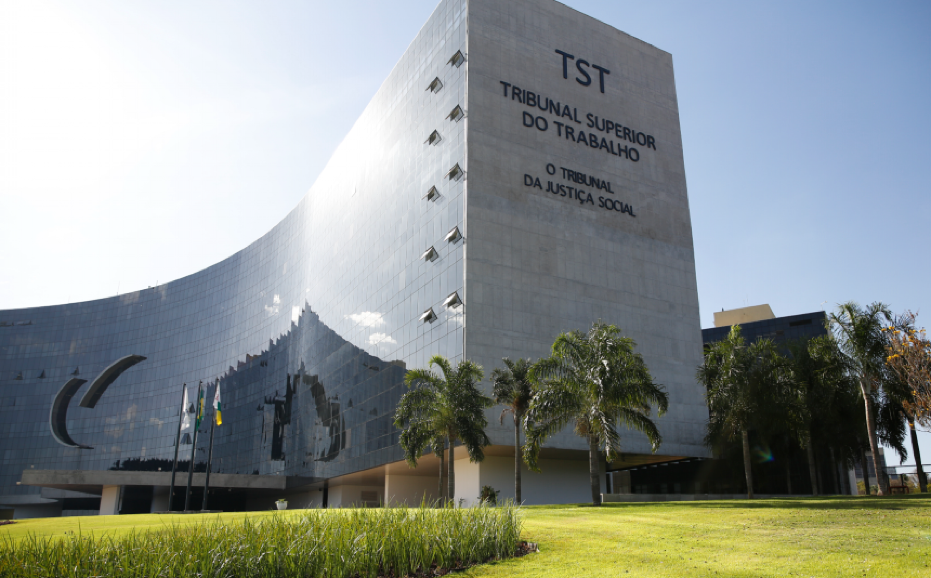 Cláusula que prevê benefícios custeados pelo empregador apenas para sindicalizados é anulada