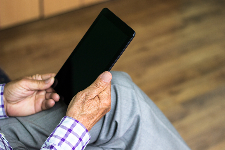 Idoso sem acesso à internet não terá de pagar custas por faltar audiência