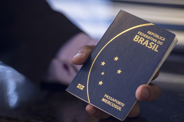 Empresário tem passaporte retido por não pagar dívida com vigilante enquanto “ostentava Ferraris”