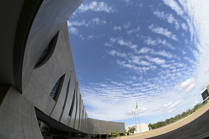 Poderes para atuação extrajudicial não limitam procuração geral para o foro