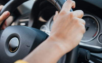 Furto de carro com chave na ignição enquanto segurada abria o portão de casa não afasta cobertura securitária
